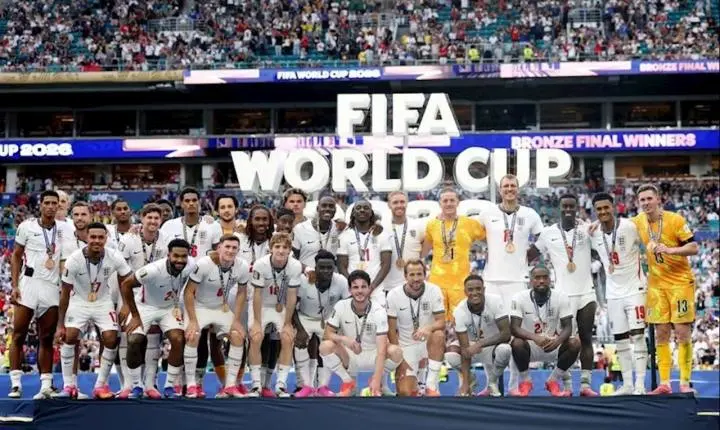 Em jogo histórico de dez gols, Inglaterra vence a França por 6 a 4 e conquista o terceiro lugar