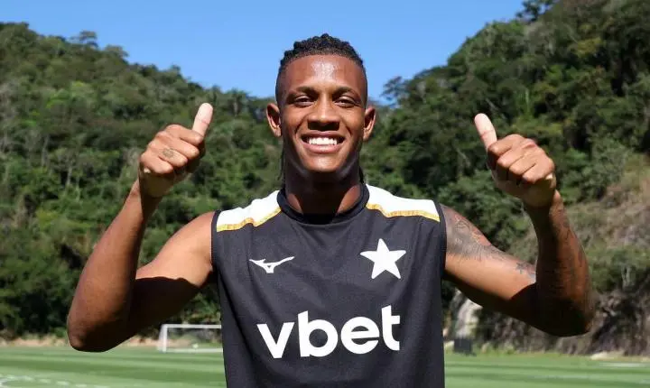 Em meio a negociações, Danilo se reapresenta ao Botafogo, mas clube adota cautela para não estourar limite no Brasileirão