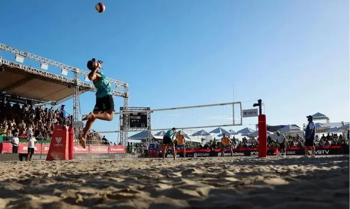 Etapa Elite do Circuito Mundial de vôlei de praia em Copacabana revive clima olímpico uma década após a Rio 2016