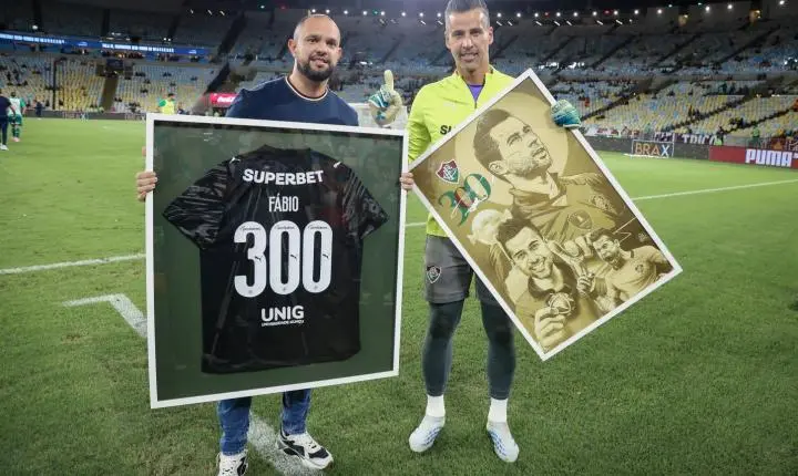 Fábio é homenageado por completar 300 jogos pelo Fluminense