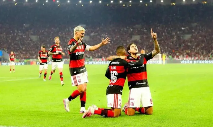 Flamengo vence o Cruzeiro no Maracanã e garante vaga nas quartas de final da Libertadores