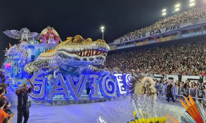 Gaviões da Fiel domina o Anhembi com floresta azul e abre-alas recordista em tributo indígena