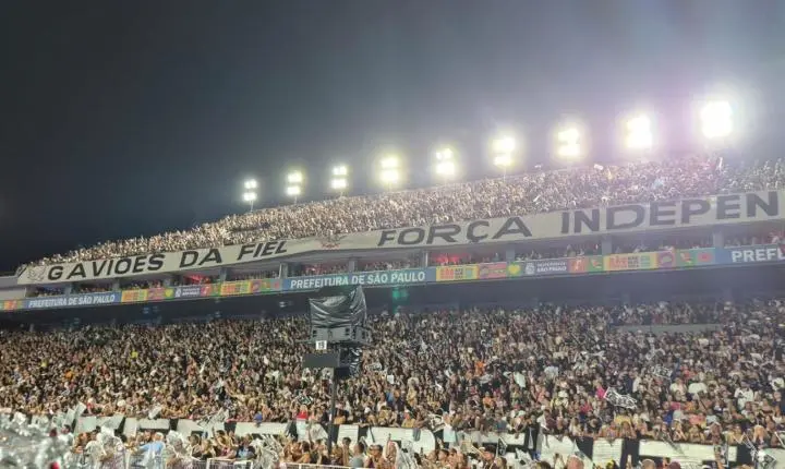 Gaviões da Fiel domina o Anhembi com floresta azul e abre-alas recordista em tributo indígena