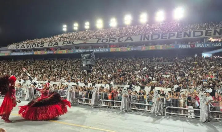 Gaviões da Fiel domina o Anhembi com floresta azul e abre-alas recordista em tributo indígena