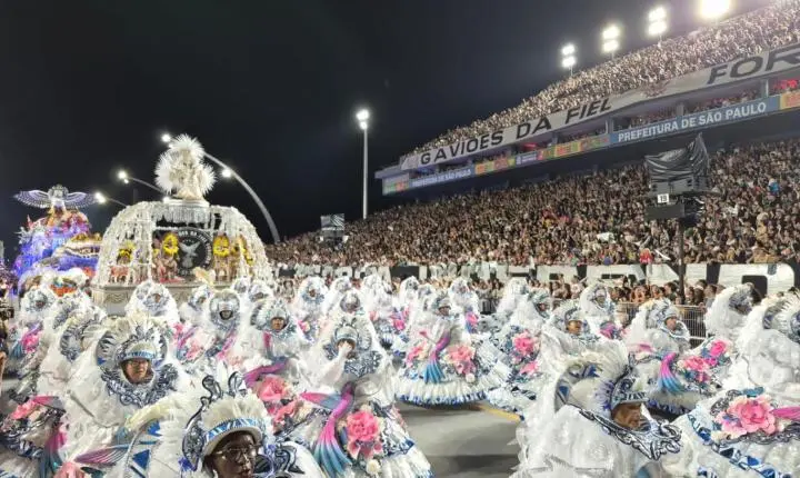 Gaviões da Fiel domina o Anhembi com floresta azul e abre-alas recordista em tributo indígena