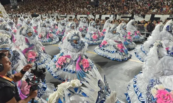 Gaviões da Fiel domina o Anhembi com floresta azul e abre-alas recordista em tributo indígena