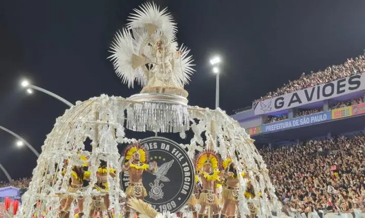 Gaviões da Fiel domina o Anhembi com floresta azul e abre-alas recordista em tributo indígena