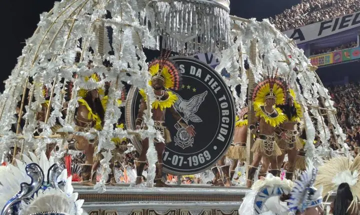 Gaviões da Fiel domina o Anhembi com floresta azul e abre-alas recordista em tributo indígena