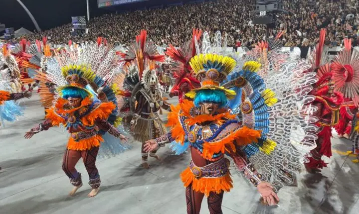 Gaviões da Fiel domina o Anhembi com floresta azul e abre-alas recordista em tributo indígena