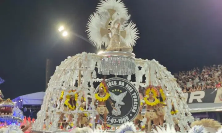 Gaviões da Fiel domina o Anhembi com floresta azul e abre-alas recordista em tributo indígena