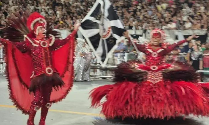 Gaviões da Fiel domina o Anhembi com floresta azul e abre-alas recordista em tributo indígena