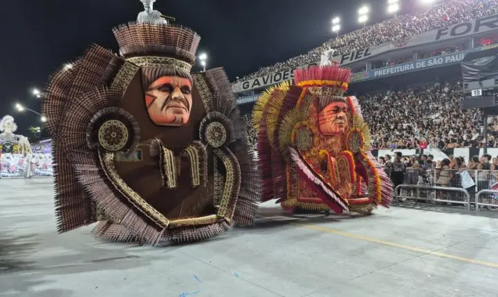Gaviões da Fiel domina o Anhembi com floresta azul e abre-alas recordista em tributo indígena
