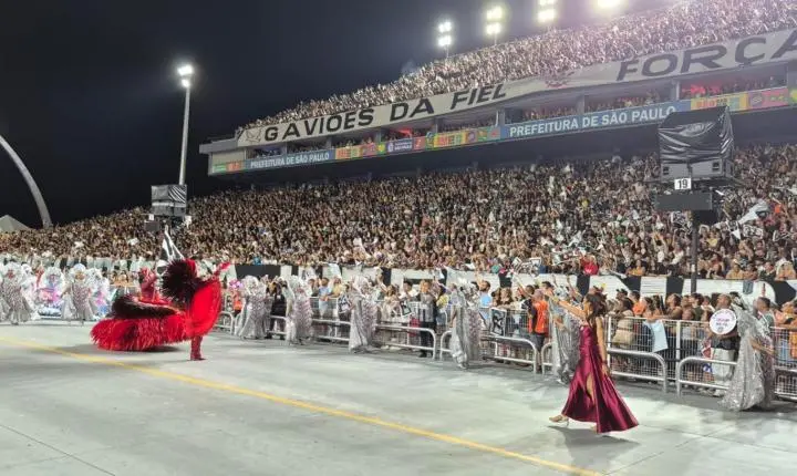 Gaviões da Fiel domina o Anhembi com floresta azul e abre-alas recordista em tributo indígena