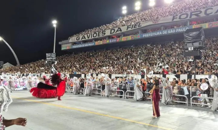 Gaviões da Fiel domina o Anhembi com floresta azul e abre-alas recordista em tributo indígena