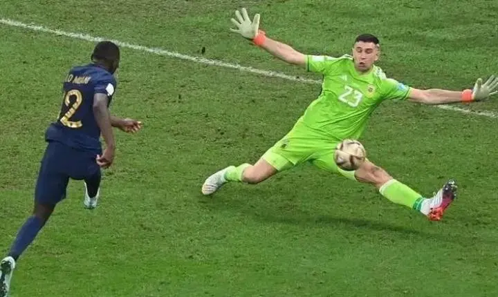 Goleiro argentino Dibu Martínez sofre fratura no dedo e vira dúvida para estreia na Copa do Mundo