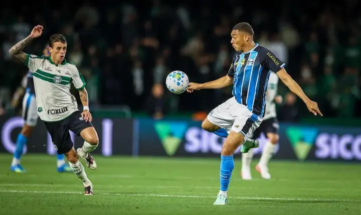 Grêmio vence o Coritiba com gol nos acréscimos, conquista a primeira vitória como visitante e respira no Brasileirão