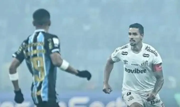 Grêmio vence Santos de virada em Porto Alegre e respira no Campeonato Brasileiro