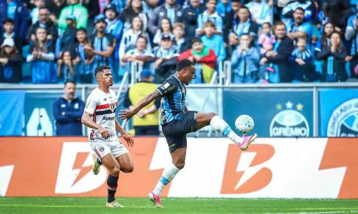 Grêmio vira sobre o São Paulo na Arena e deixa a zona de rebaixamento do Brasileirão