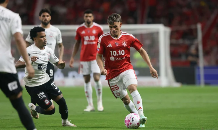Internacional vence o Corinthians por 2 a 1 no Beira-Rio e ganha fôlego na luta contra o rebaixamento no Brasileirão