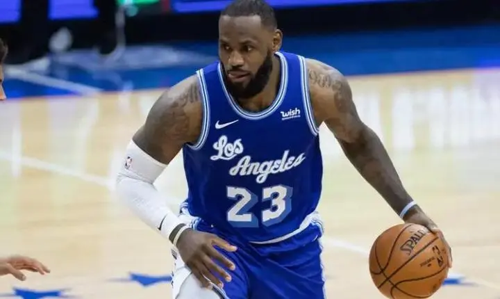 LeBron James acerta com o Philadelphia 76ers e disputará sua 24ª temporada na NBA