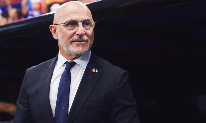 Luis de la Fuente é eleito o melhor treinador do mundo na cerimônia da Bola de Ouro após conquista com a Espanha