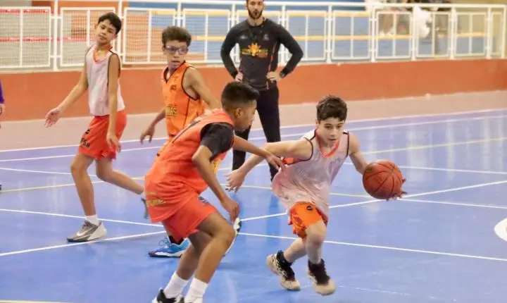 Mauá abre vagas para escolinha gratuita de basquete