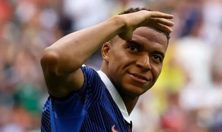 Mbappé conquista Chuteira de Ouro, isola-se como maior artilheiro da história das Copas e faz contraponto ao título espanhol