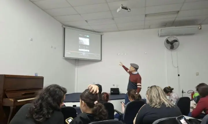 Oficina gratuita de edição de vídeo no celular recebe adultos e crianças no auditório da Secretaria de Cultura