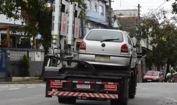 Operação Carro Abandonado notifica 300 proprietários de veículos em Santo André