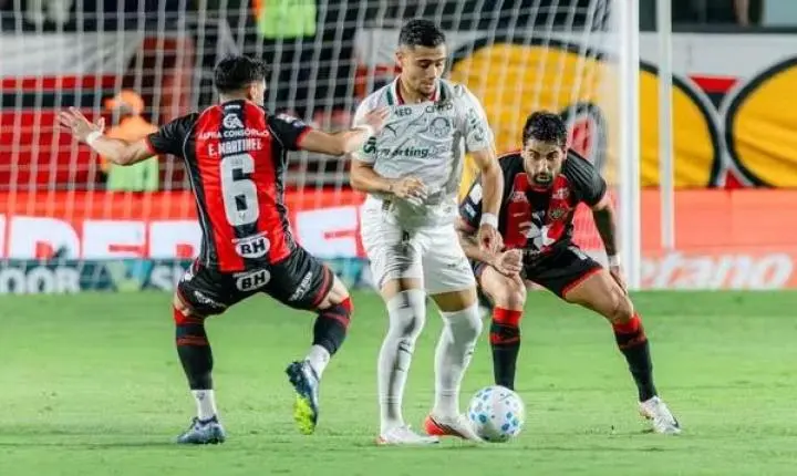 Palmeiras goleia o Vitória por 4 a 0 no Barradão em noite marcada por expulsões