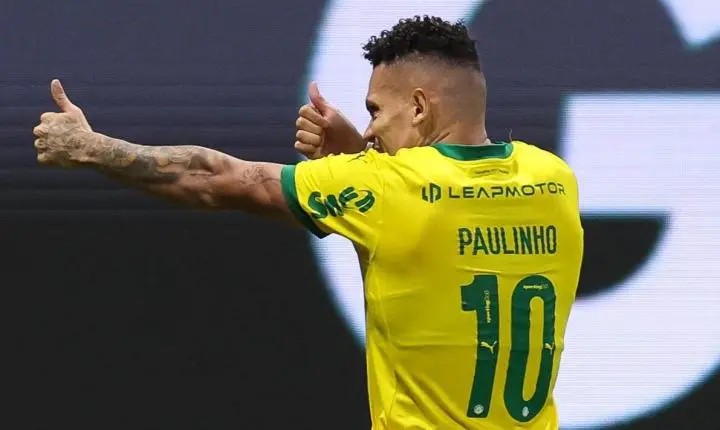 Palmeiras vence a Chapecoense com um a menos e segue líder do Brasileirão