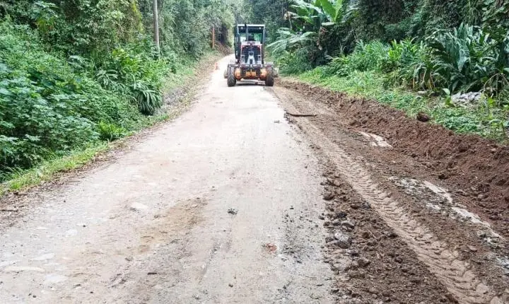 Prefeitura de Ribeirão Pires executa serviços de nivelamento de vias e zeladoria em Ouro Fino