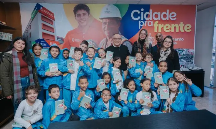 Projeto 'Tour com a Turma' leva conselho mirim de escola municipal para conhecer os Poderes Executivo e Legislativo