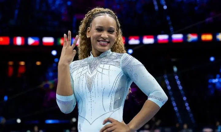 Rebeca Andrade conquista tricampeonato mundial no salto sobre a mesa
