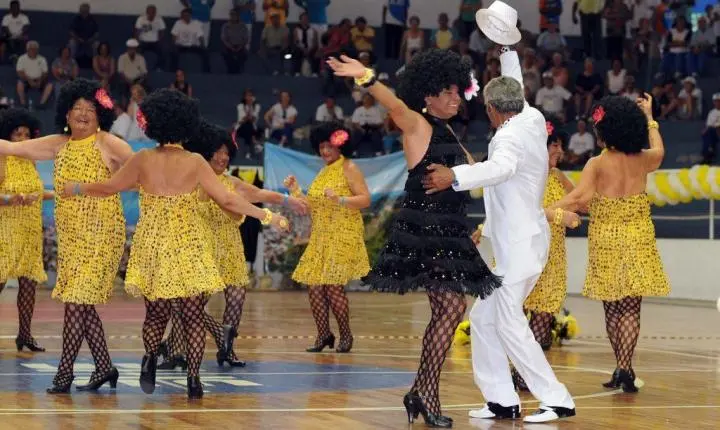 Relações sociais ajudam idosos a combater solidão na era das redes digitais