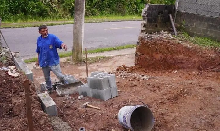 Ribeirão Pires amplia ações de zeladoria com construção de ponto de ônibus e novo acesso a campo de futebol