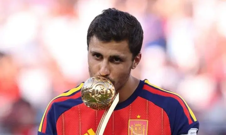 Rodri é eleito o melhor jogador da Copa do Mundo de 2026 e conquista a Bola de Ouro do torneio