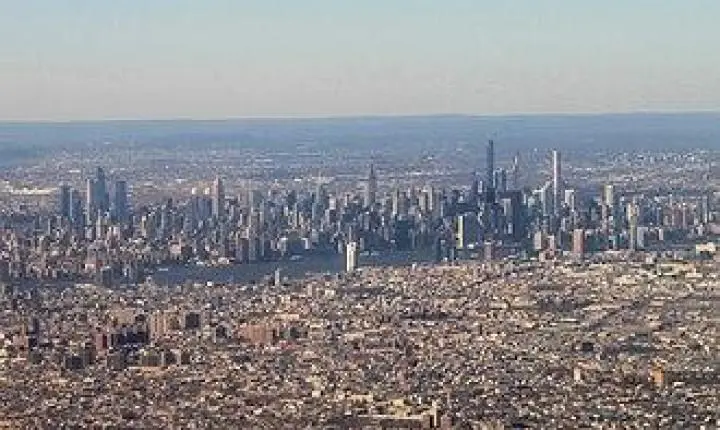 Ruas de Nova York são evacuadas após colunas de prédio em construção entortarem