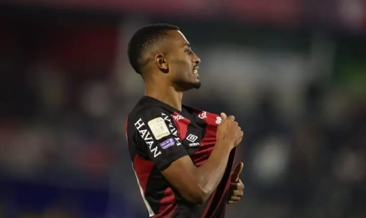 São Paulo é derrotado pelo Athletico Paranaense e segue jejum de vitórias no Brasileirão.