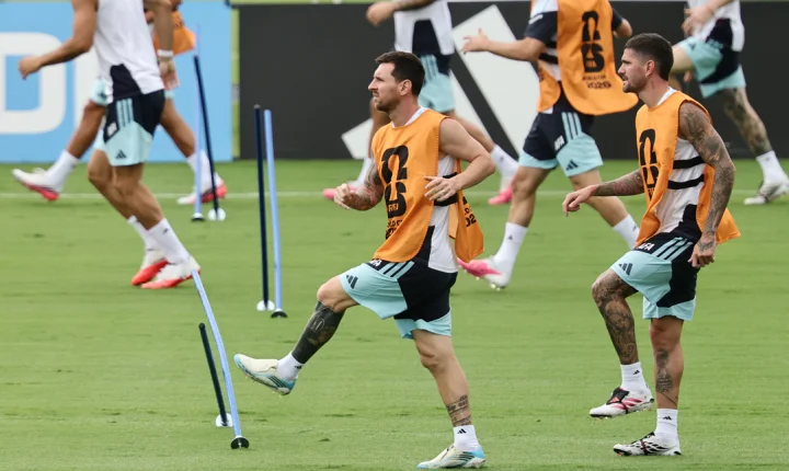 Scaloni prega paz extracampo e projeta mudanças táticas na Argentina antes de semifinal histórica