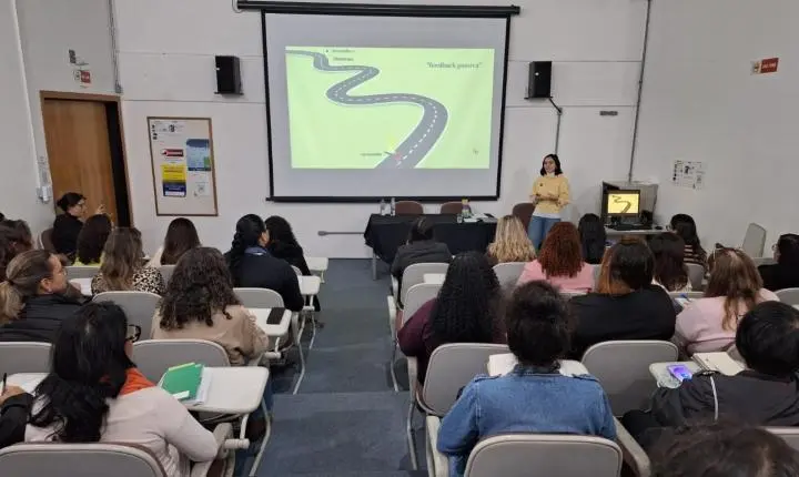 Semasa promove formação pioneira para fortalecer liderança feminina no serviço público