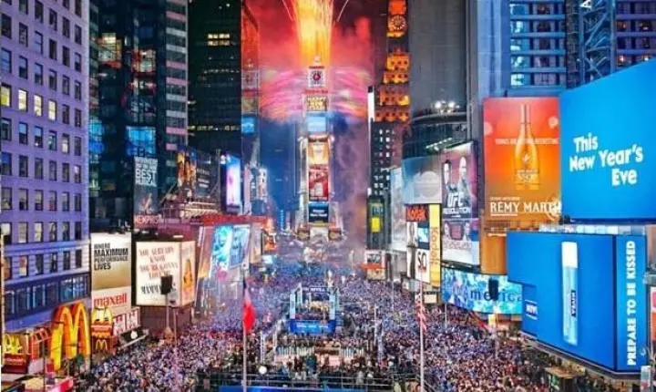 Times Square vira arena multicultural com reunião de torcidas na reta final da Copa do Mundo